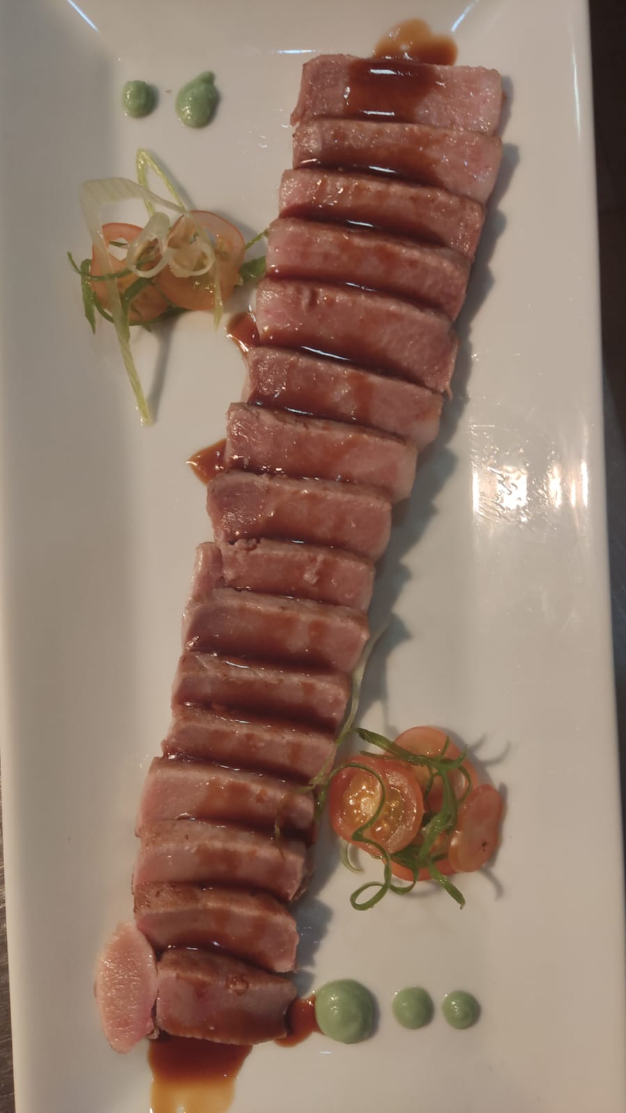 Tataki de ventresca de atún salvaje con mayonesa de yuzu