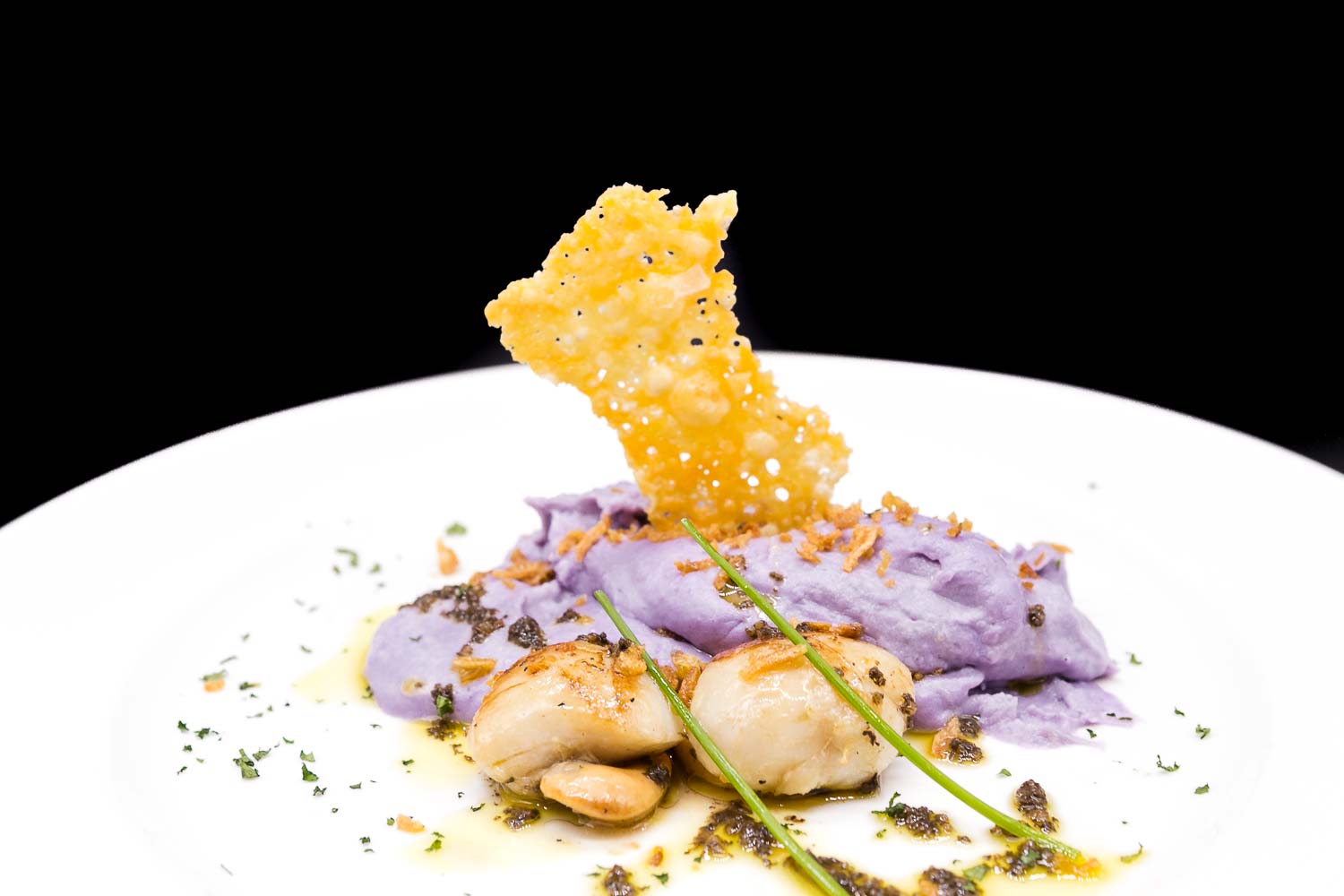 Scallops with violet potatoes and truffle
