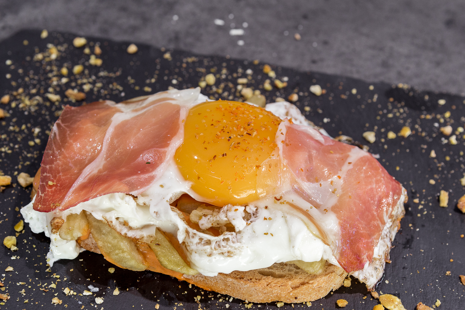 Bread with ham and fried egg