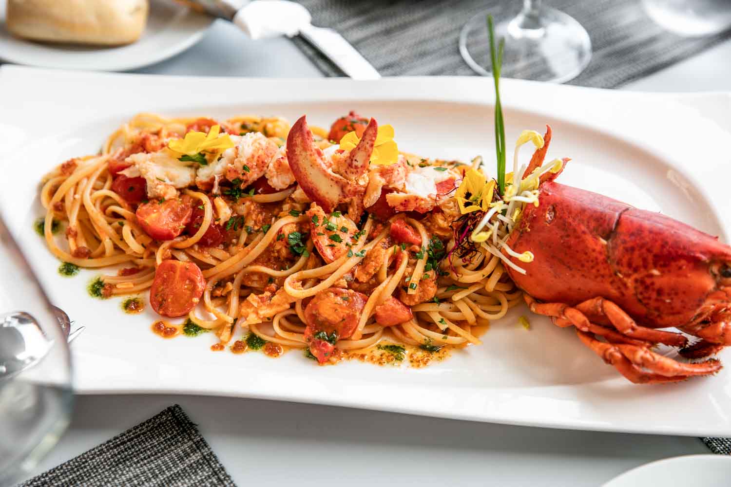 Spaghetti with lobster and tomatoes