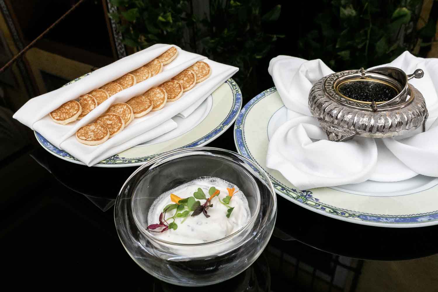 Caviar iraní (30gr) con blinis y tzatziki