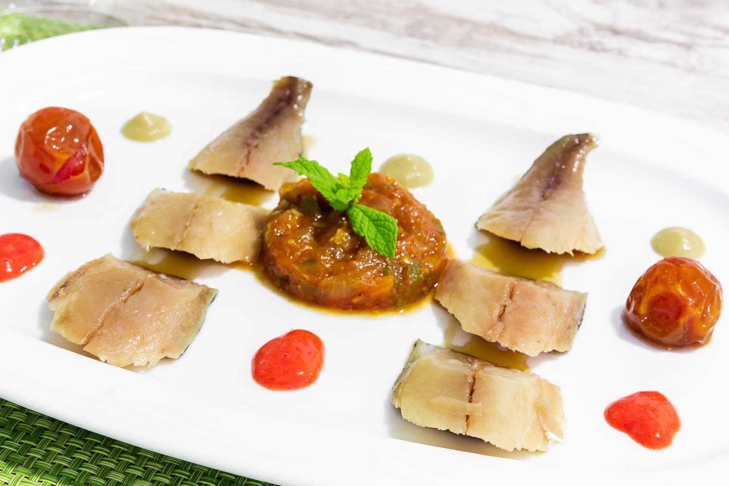 Sashimi de Caballa con salsa romescu