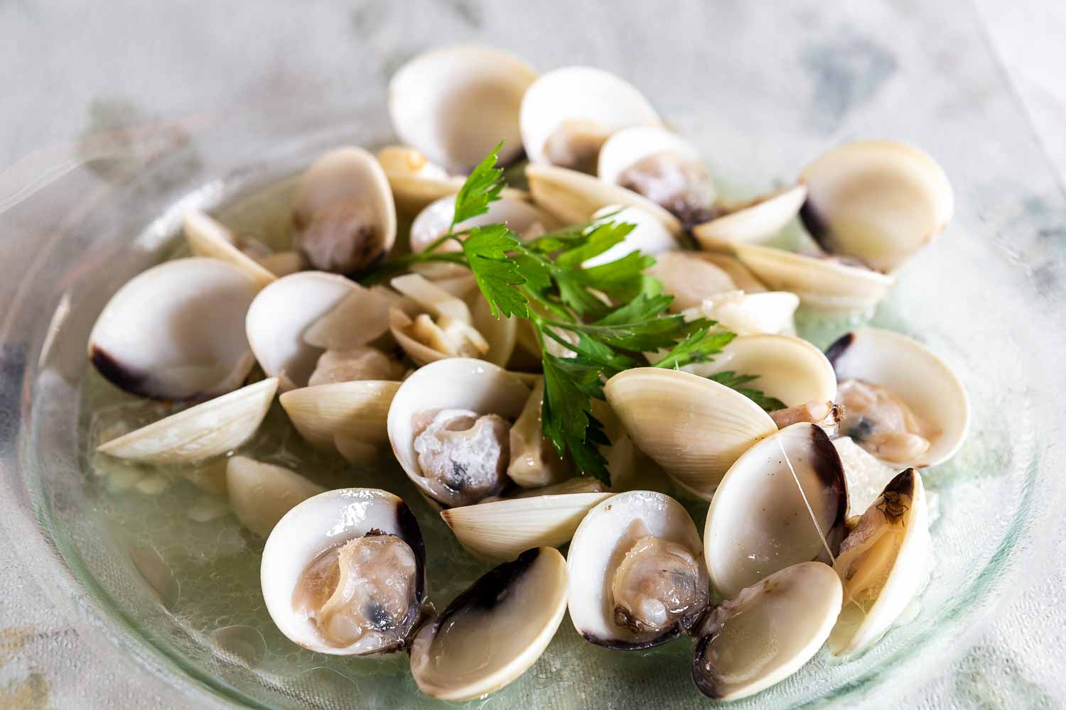 Clams with wine sauce