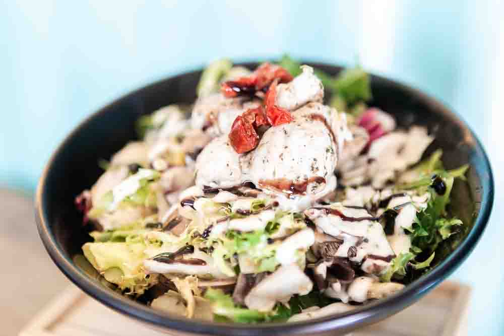 Salada de folhas verde quente com frango grelhado, cogumelos, mostarda e mel