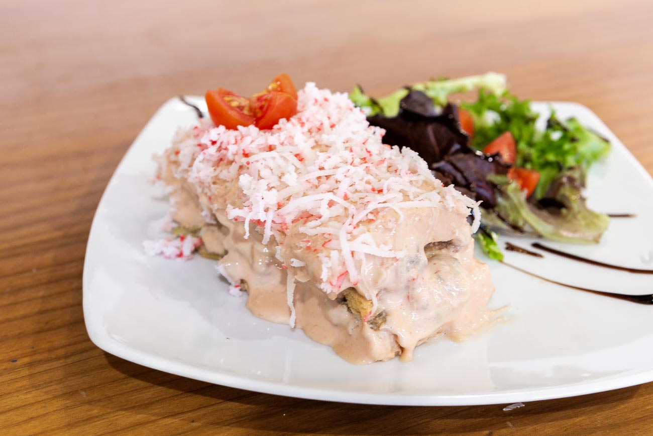 Pastel de atún y aguacate, con pan de tomate y salsa rosa