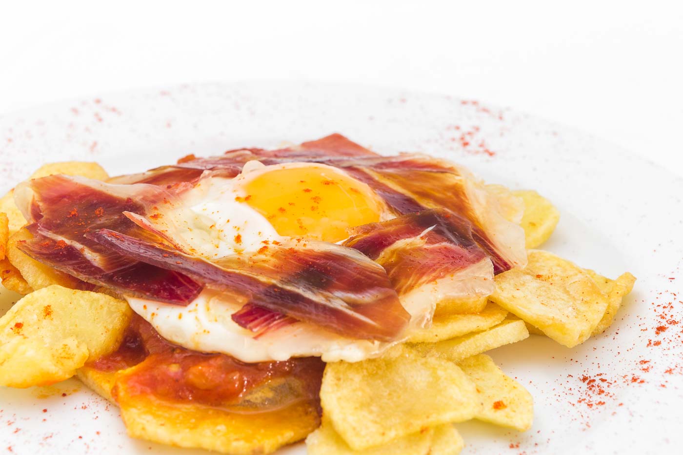 Potato chips with egg and ham