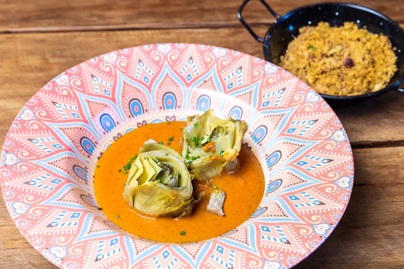 Artichokes on roasted salmorejo with a side of Ra´s Al Hanout breadcrumbs