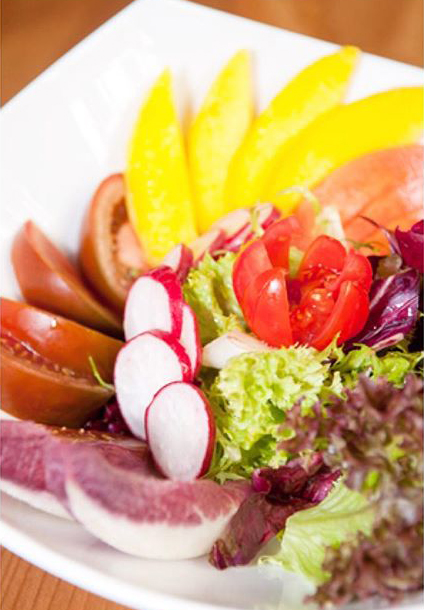 Salade verte de fruits frais, noisettes caramélisées et vinaigrette aux agrumes