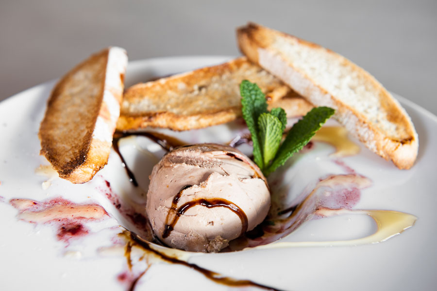 Foie gras de canard cuisiné au vin, servi avec du pain