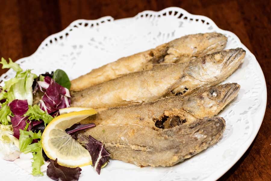 Frittierter Zwergseehecht (typischer Fisch aus Andalusien)