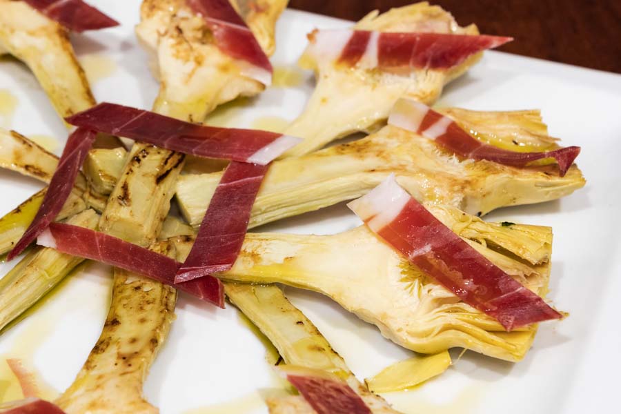 Grilled artichokes with ham