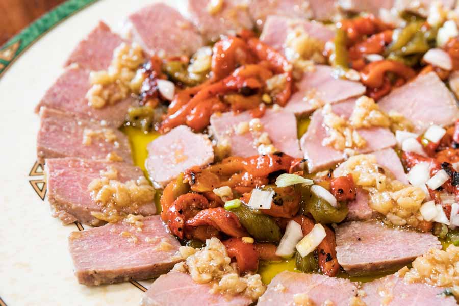 Cooked tuna with garlic style