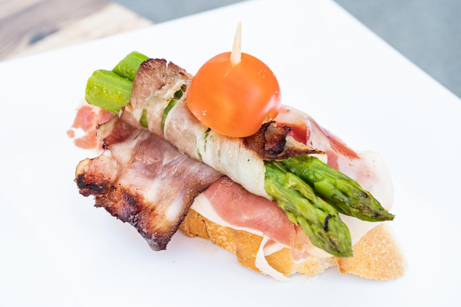 Ham, asparagus, bacon on bread