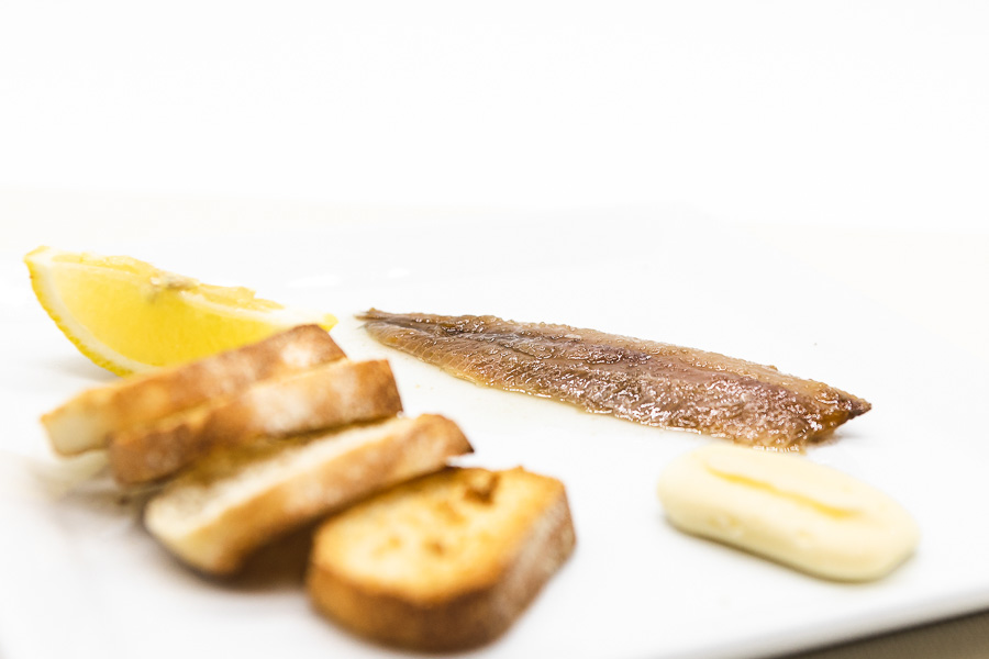 Sardine affumicate, pane tostato e burro