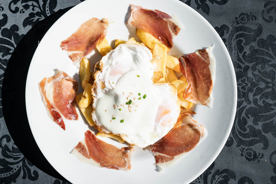 Fried eggs with potatoes and Iberian ham
