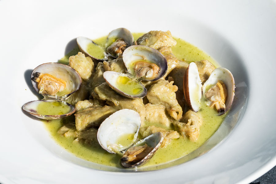 Battered artichokes with clams and green sauce