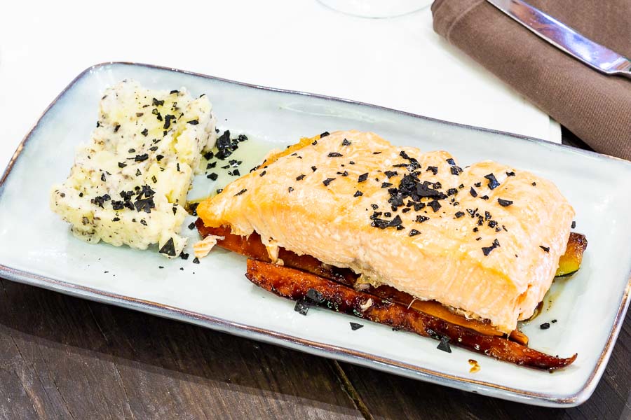 Lomo de salmón a la plancha sobre cama de verduras con salsa teriyaki y puré de patatas con trufa