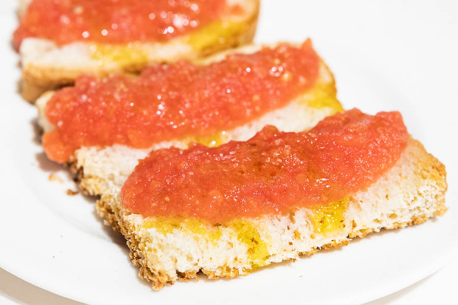 Bread with tomato and virgin olive oil (Pa amb tomàquet)