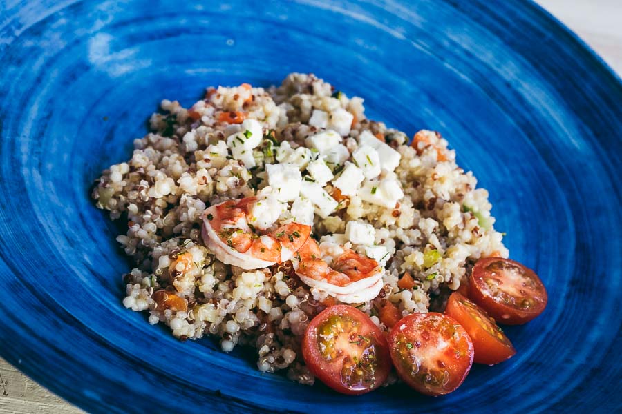 Ensalada de quinoa con langostinos y tomate aliñado 
