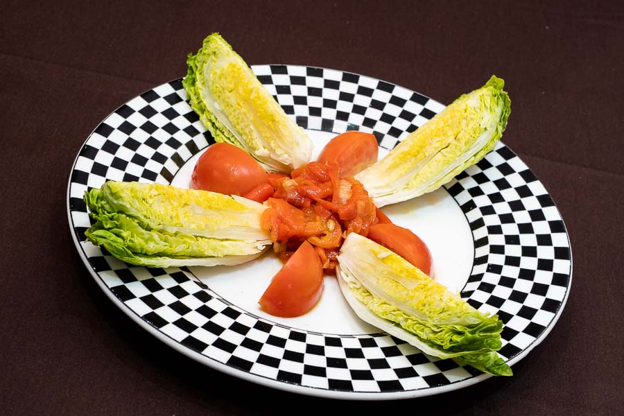 Kopfsalat Salat mit gebratenen Paprikaschoten