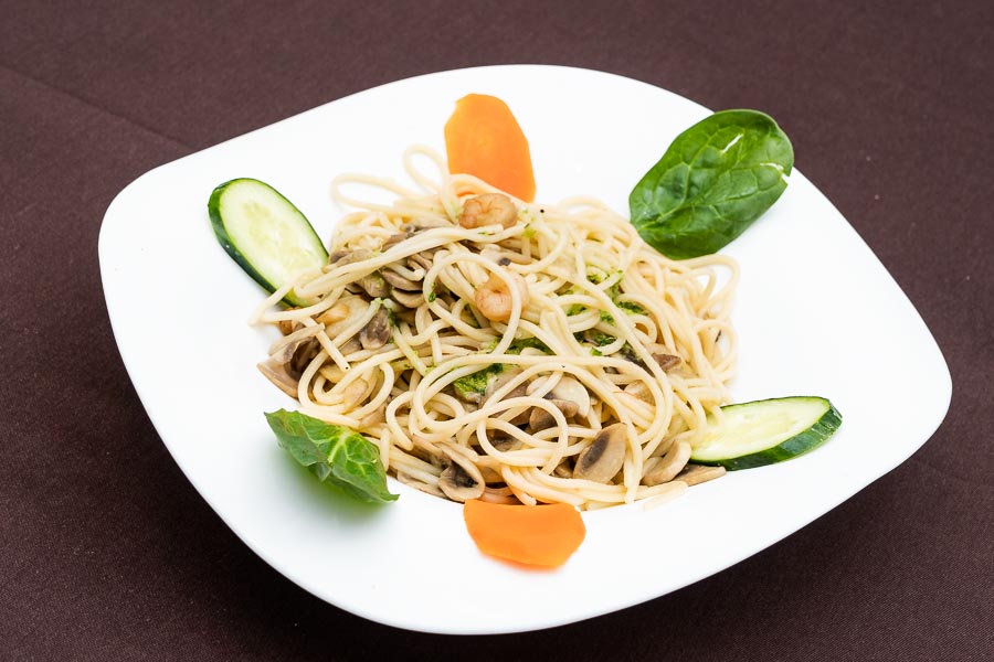 Spaghetti mit Knoblauch, Garnelen und Pilzen