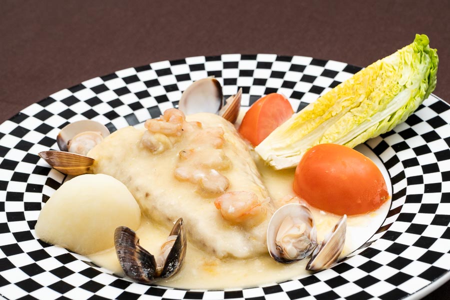 Hake “Ciudad de Tui“ (with white sauce, clams and prawns)