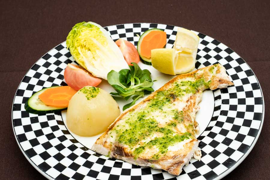 Gegrillter Schwertfisch mit salat