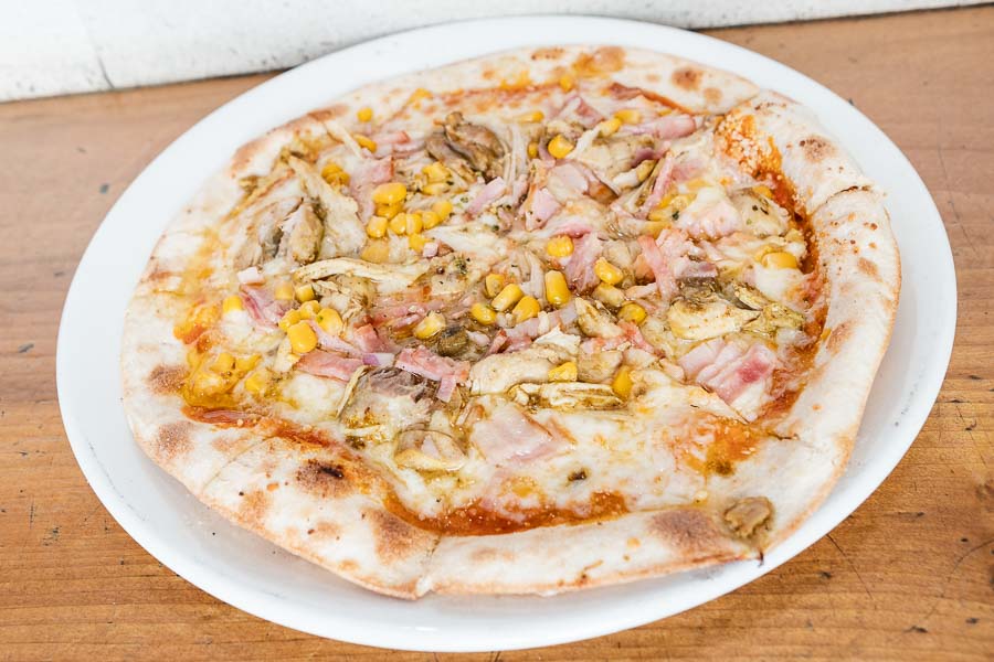Pizza americana de tiras de Bacon, maíz, ajitos y delicioso pollo