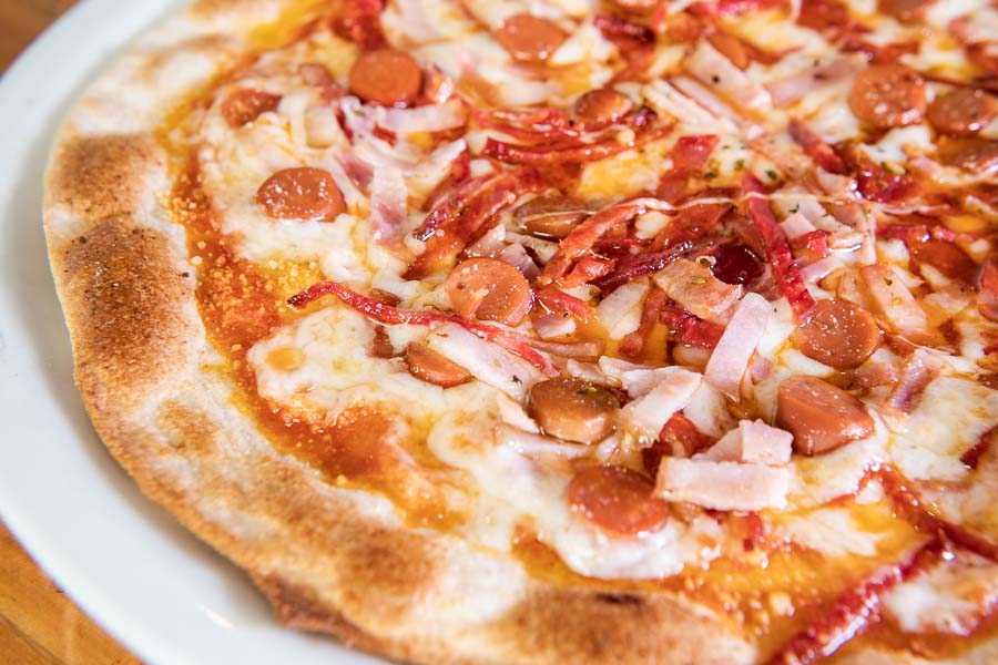 Pizza sevilla de exquisito salami, chorizo serrano, bacon y frankfurt 
