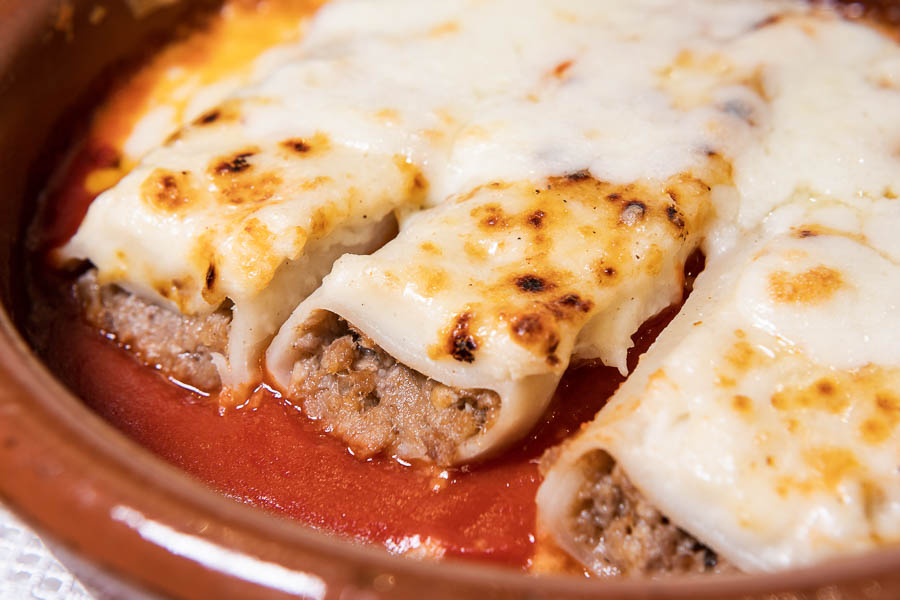 Meat cannelloni With gratin cheese