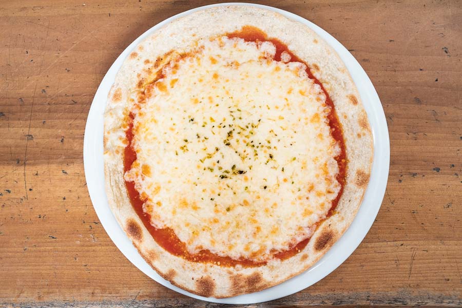 Pizza mit Schinken und Käse