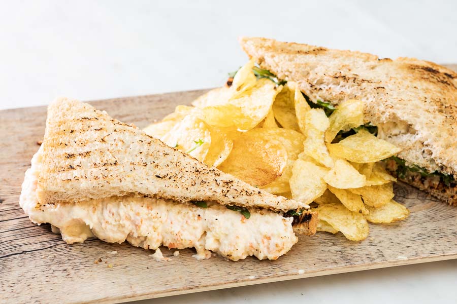Sándwich especial ensaladilla y rúcula (patatas, gambas, atún, mayonesa)