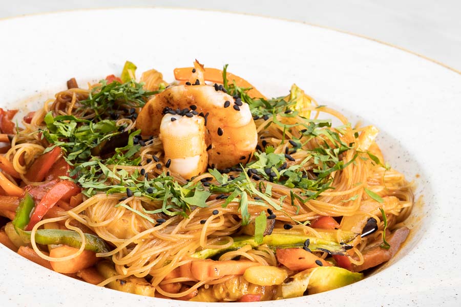 Spaghetti cinesi con verdure, gamberi e salsa di ostriche