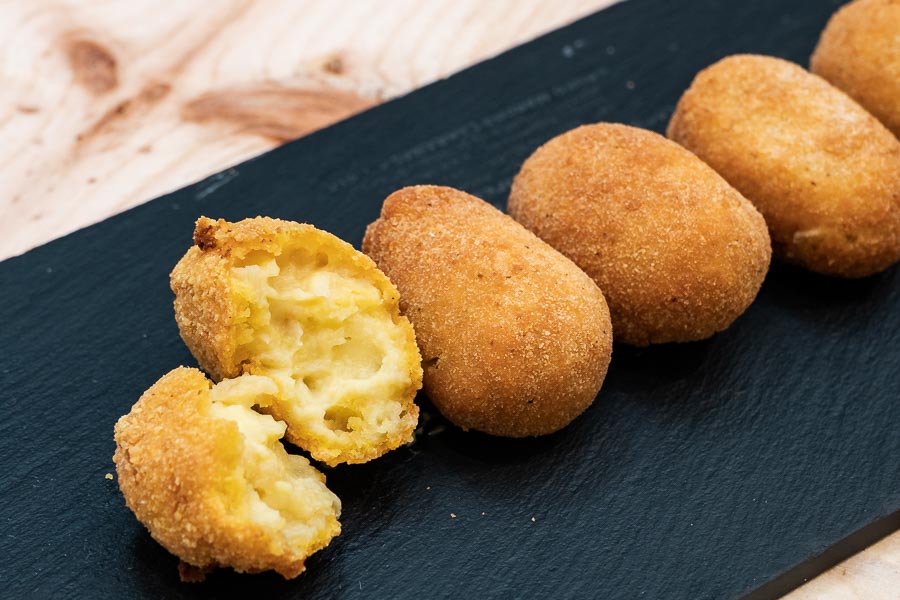 Croquettes of goat cheese and apple