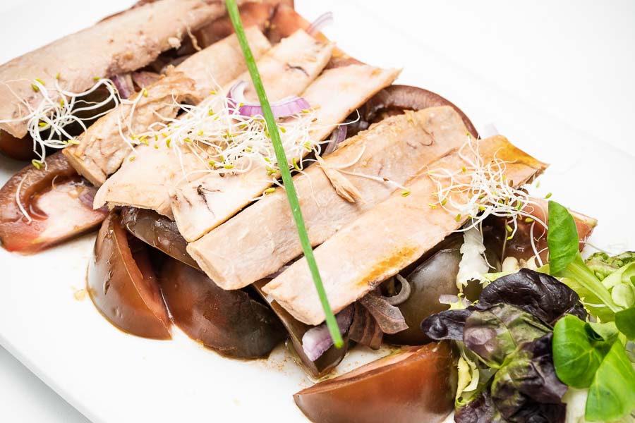 Томатный салат, живот тунца и оливковое масло