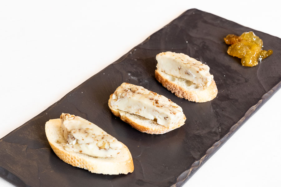 Goat cheese With nuts and honey