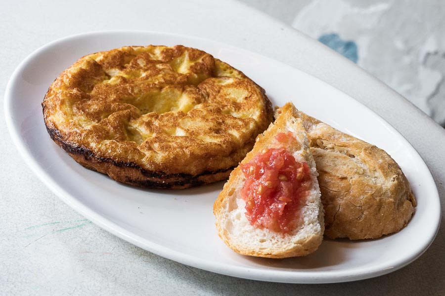 Toast with tomato and spanish omelette
