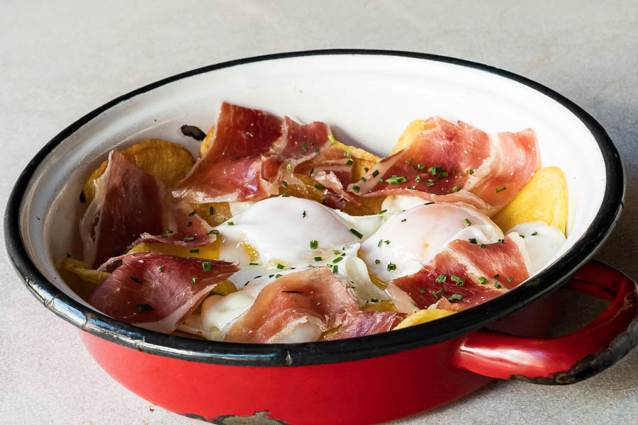 "Huevos rotos" with ham