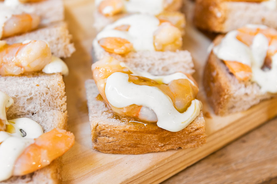 Bread with prawns with garlic, white garlic sauce and oil