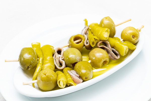 Brochette d'olive, anchois, piment