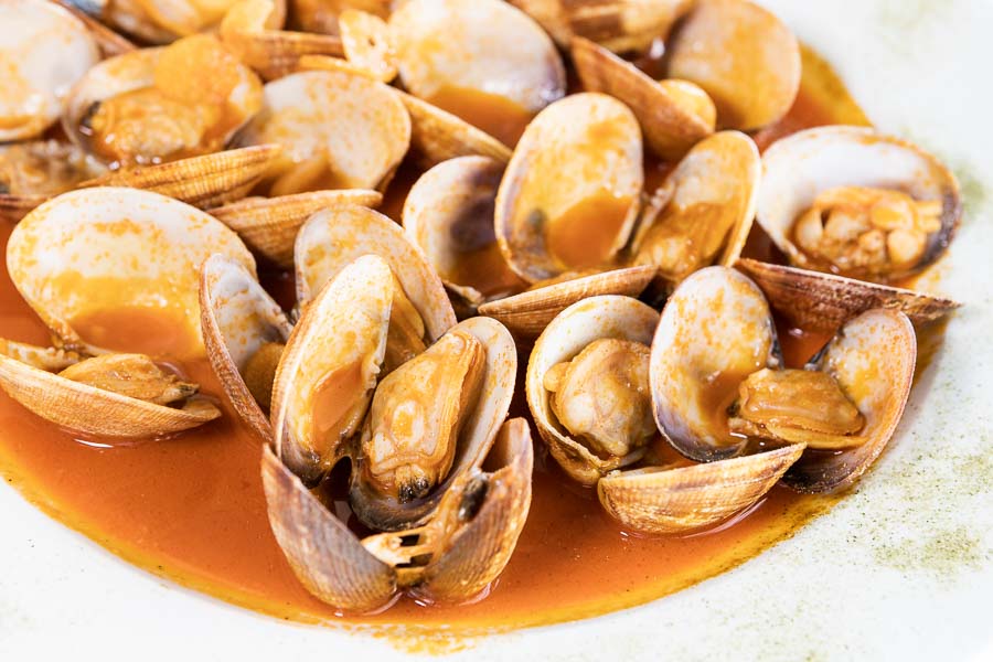 моллюски с соусом из морепродуктов