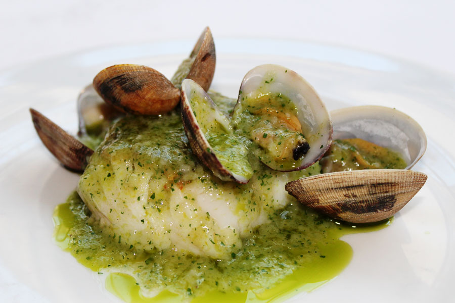 Hake in green sauce with clams