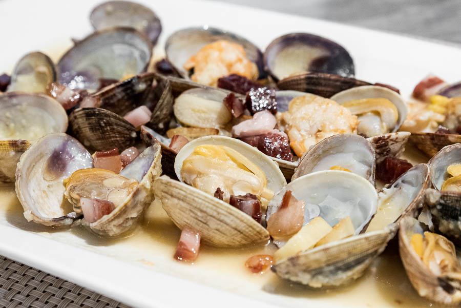 Clams with ham and wine sauce 