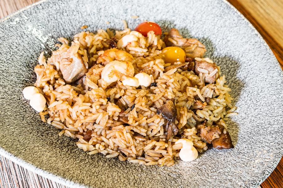 Sautéed rice with prawns, tuna, cherry tomatoes and mushrooms