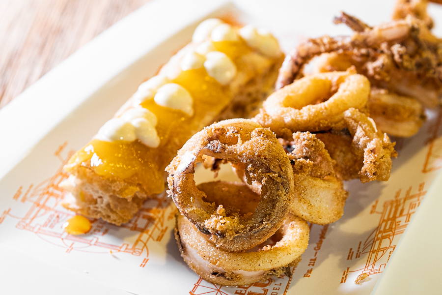 Fried squid, toasted bread with garlic and lemon mayonnaise