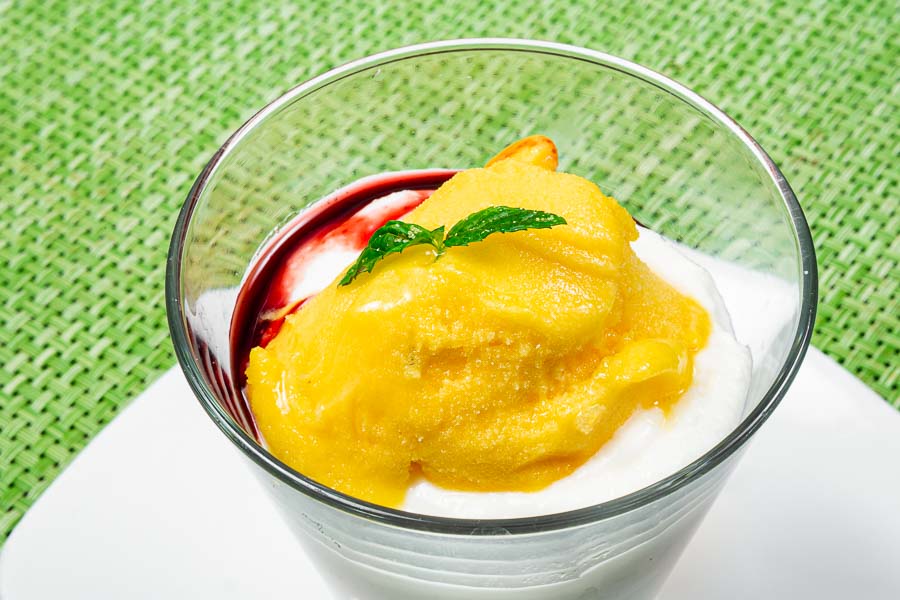 Kaltes Glas Panna Cotta-Käse und Mango-Eis