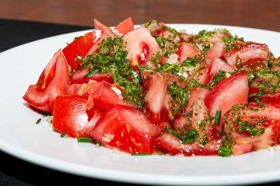 Tomato salad with garlic