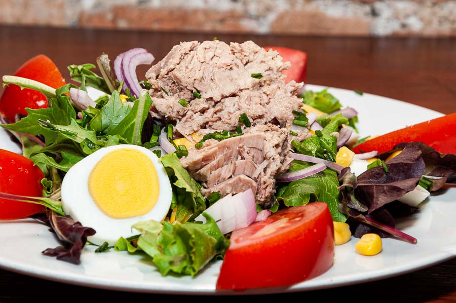 Mixed salad with tuna and egg
