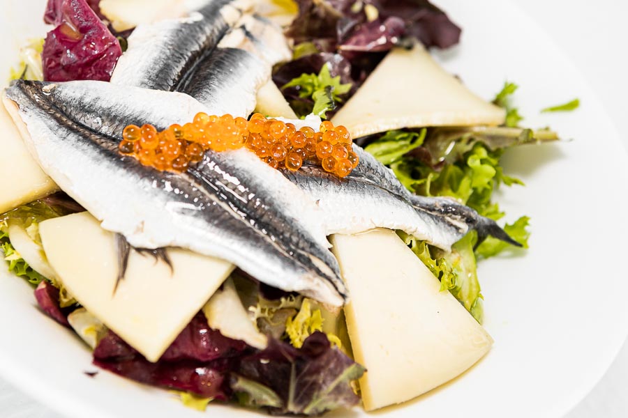 Salad of anchovies in vinegar and payoyo cheese in citrus vinagreitte