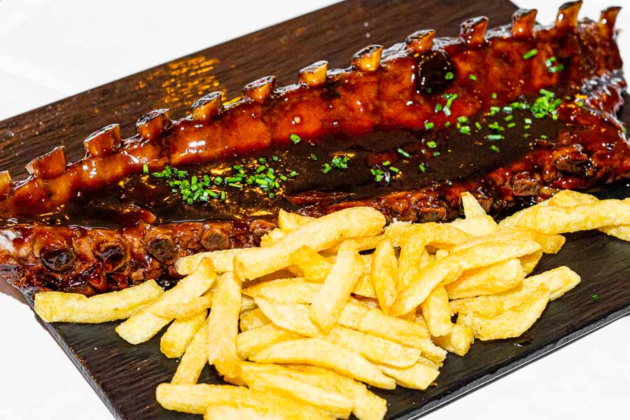 Ribs with black beer sauce and cane honey